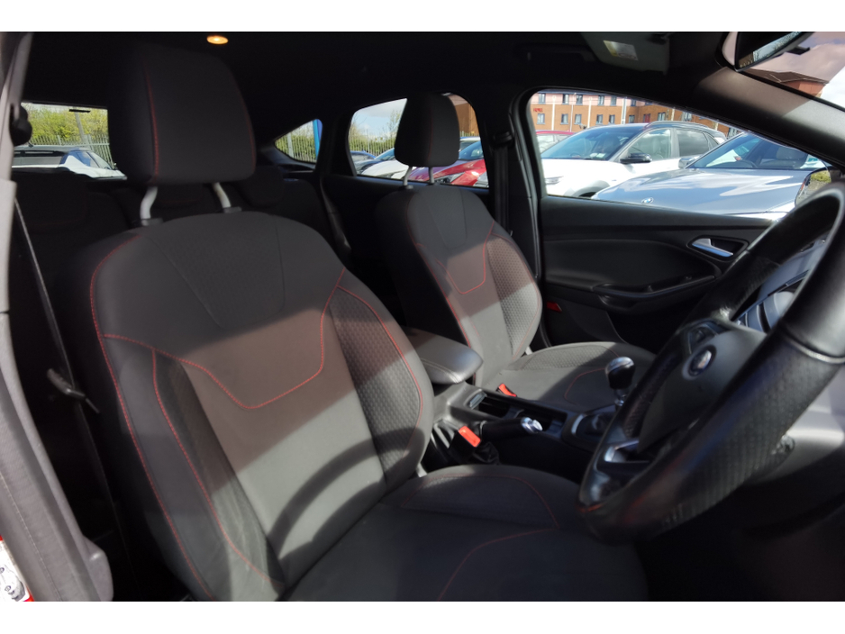 2017 Ford Focus - image 11