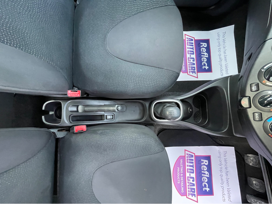 2011 Nissan Micra - image 18