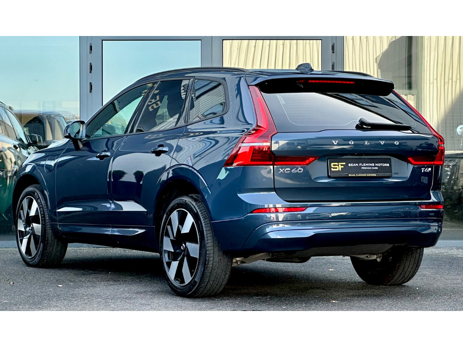 2025 Volvo XC60 - image 3
