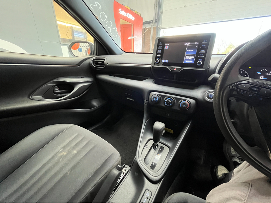 2021 Toyota Yaris - image 13