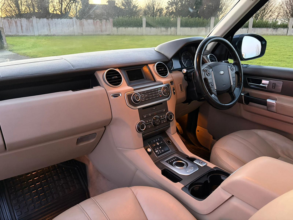 2016 Land Rover Discovery - image 9