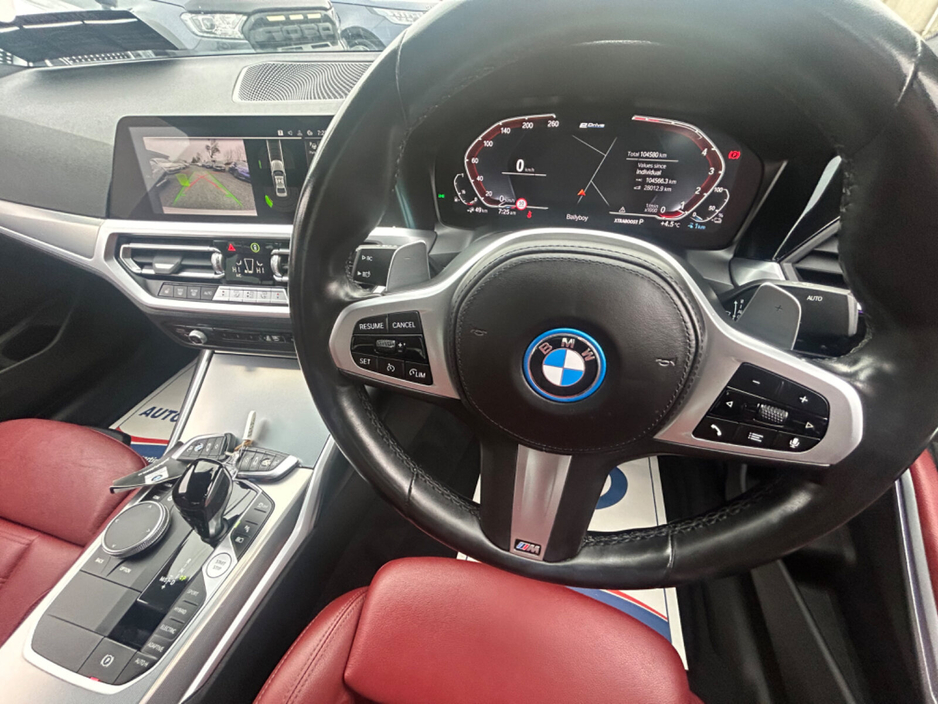2022 BMW 3 Series - image 32