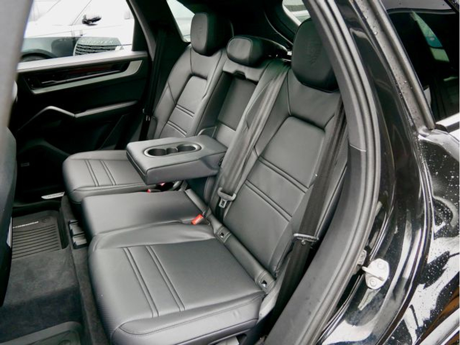 2025 Porsche Cayenne - image 16