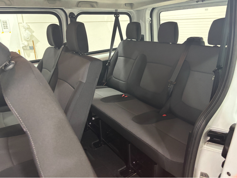 2024 Renault Trafic - image 12