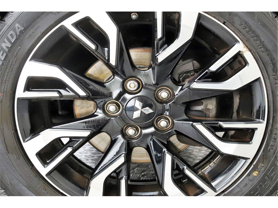 2017 Mitsubishi Outlander - image 30