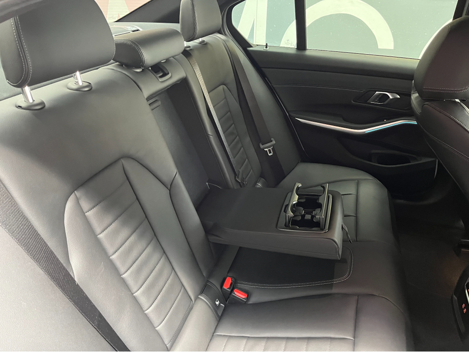2024 BMW 3 Series - image 18