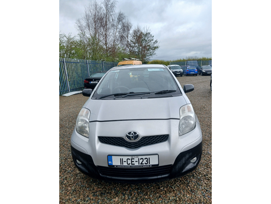 2011 Toyota Yaris - image 2