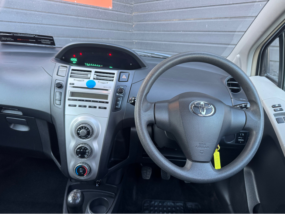 2007 Toyota Yaris - image 7