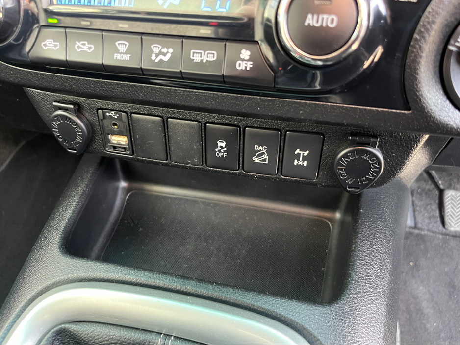 2017 Toyota Hilux - image 17