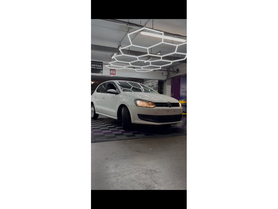 2014 Volkswagen Polo - image 2