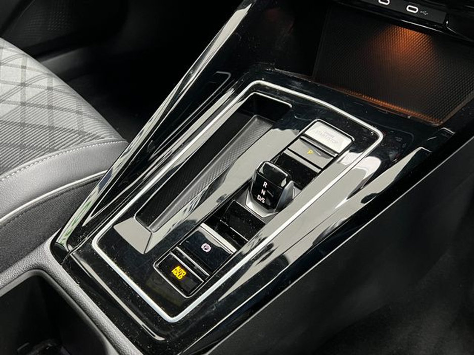 2023 Volkswagen Golf - image 8