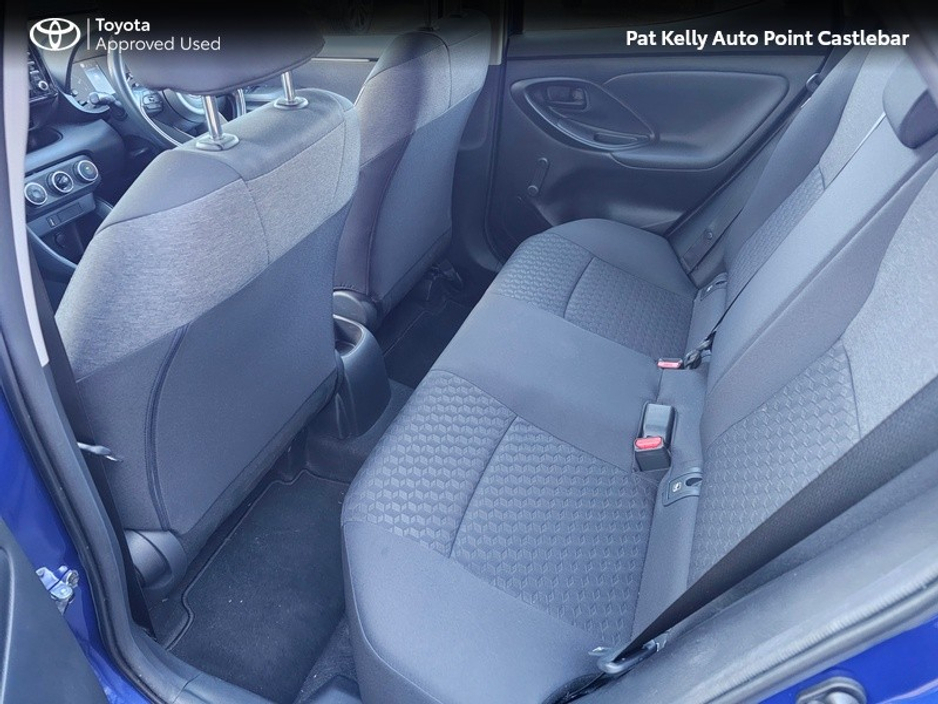 2023 Toyota Yaris - image 7