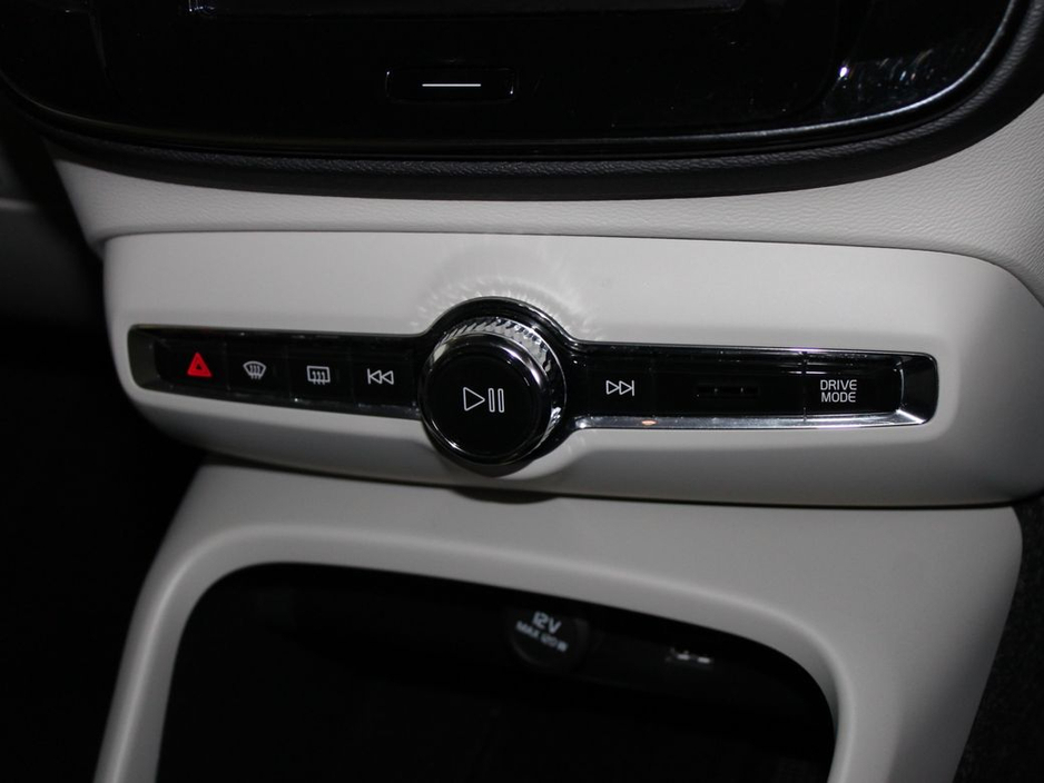 2020 Volvo XC40 - image 21