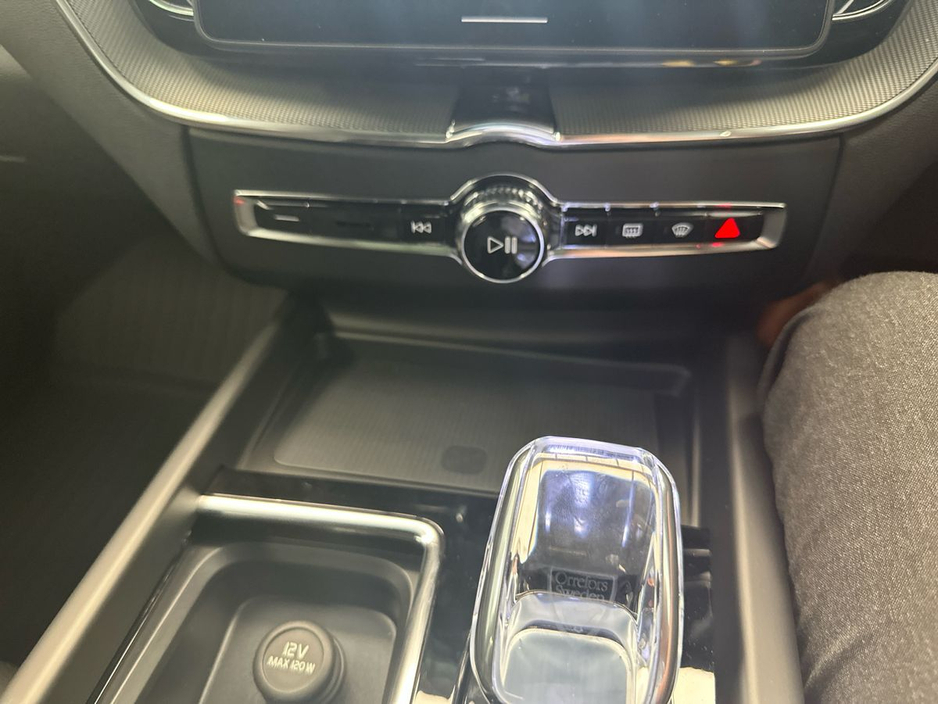 2025 Volvo XC60 - image 18