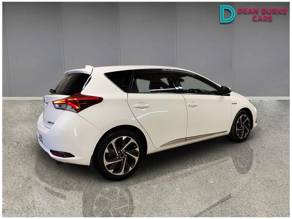 2016 Toyota Auris - image 2