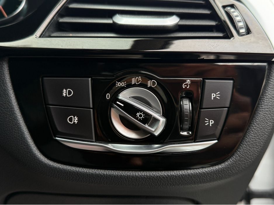 2017 BMW 5 Series - image 19