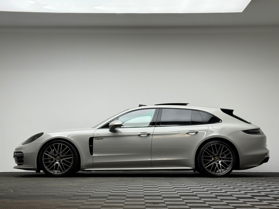 2023 Porsche Panamera - image 4