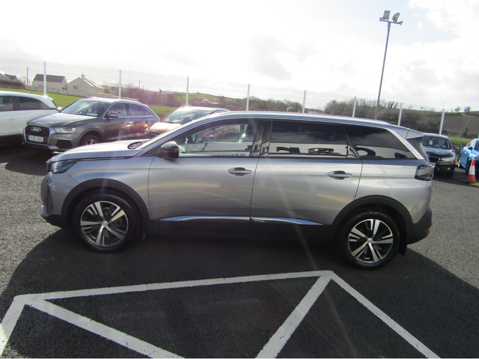 2022 Peugeot 5008 - image 5
