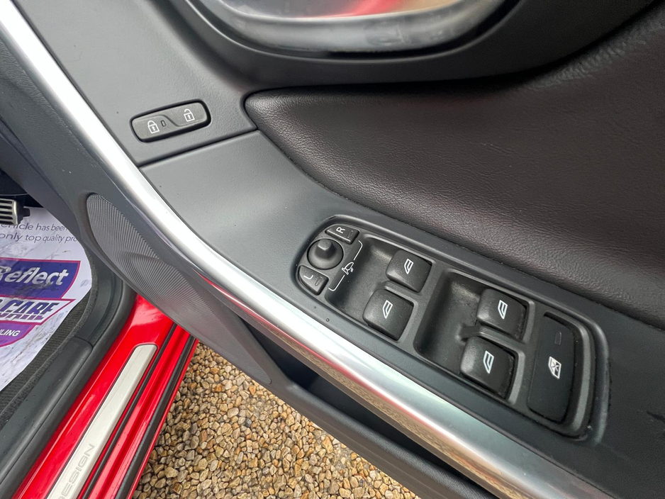 2015 Volvo V60 - image 17