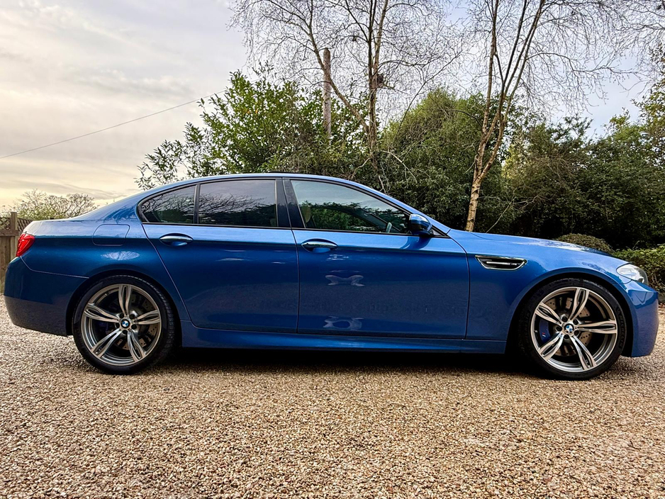 2015 BMW M5 - image 3