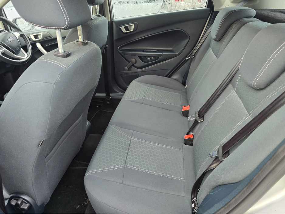 2012 Ford Fiesta - image 12