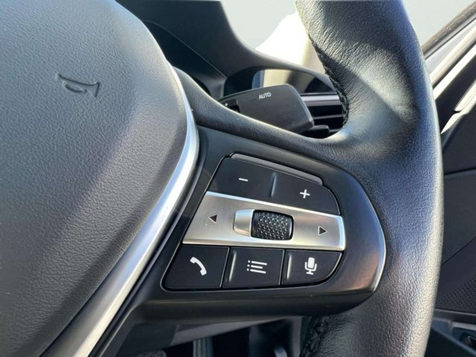 2019 BMW 3 Series - image 12