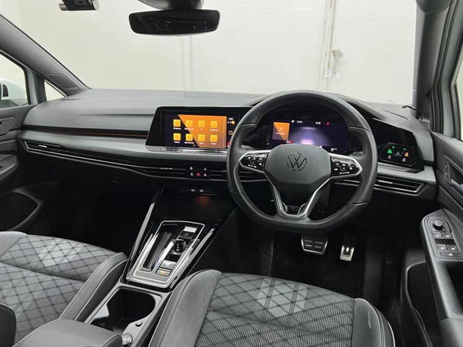 2023 Volkswagen Golf - image 23