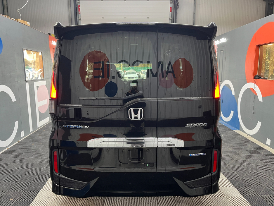 2019 Honda Stepwagon - image 3