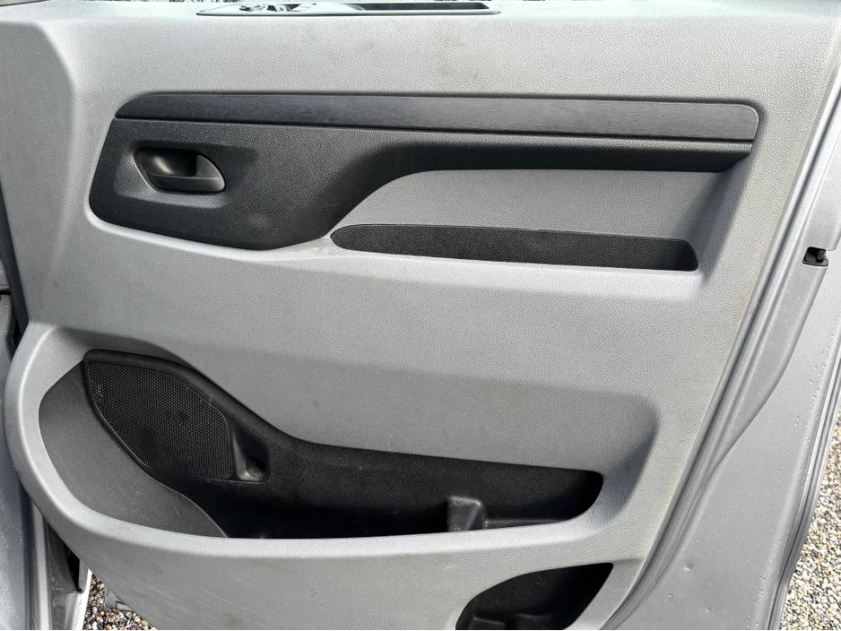 2022 Opel Vivaro - image 9