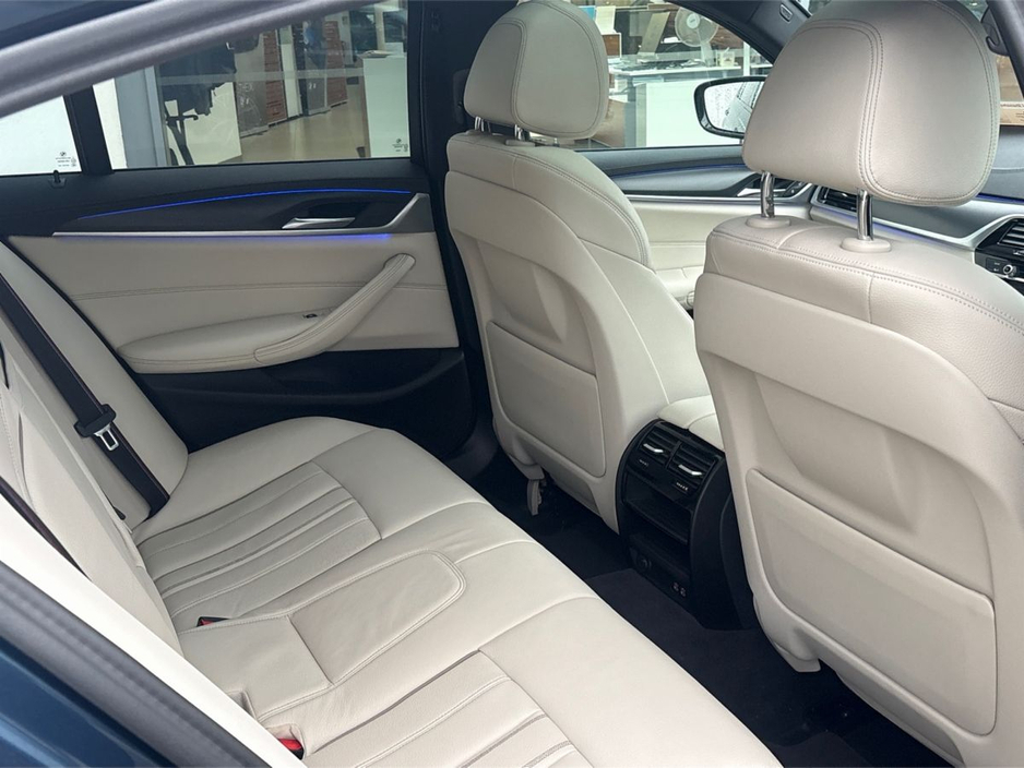 2023 BMW 5 Series - image 11