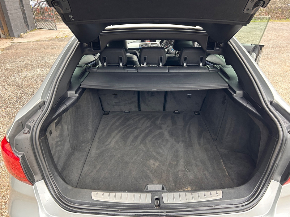 2017 BMW 3 Series - image 19