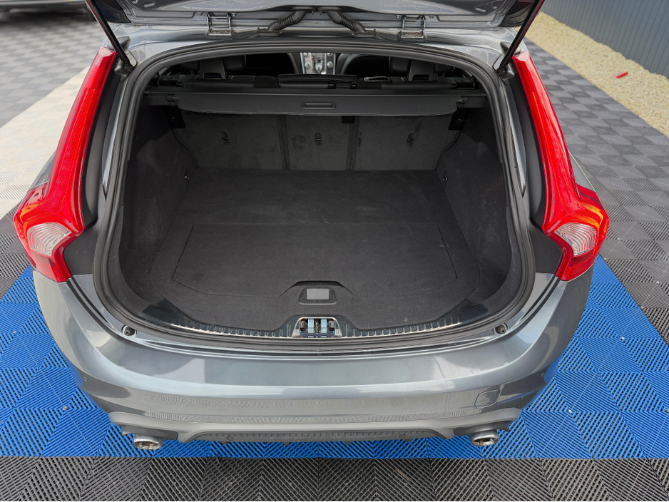 2017 Volvo V60 - image 32