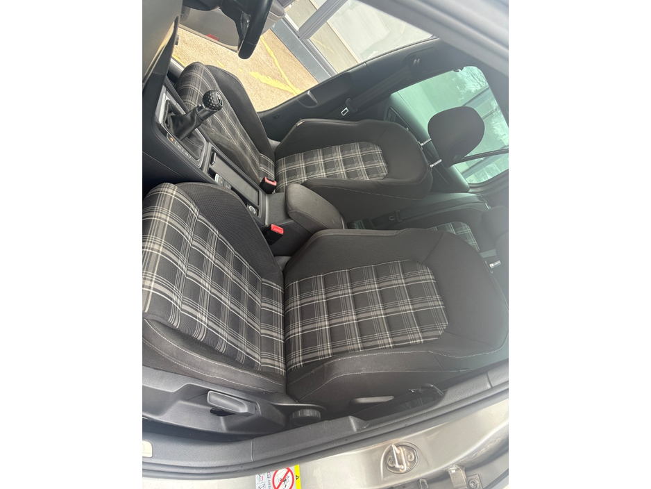 2014 Volkswagen Golf - image 21