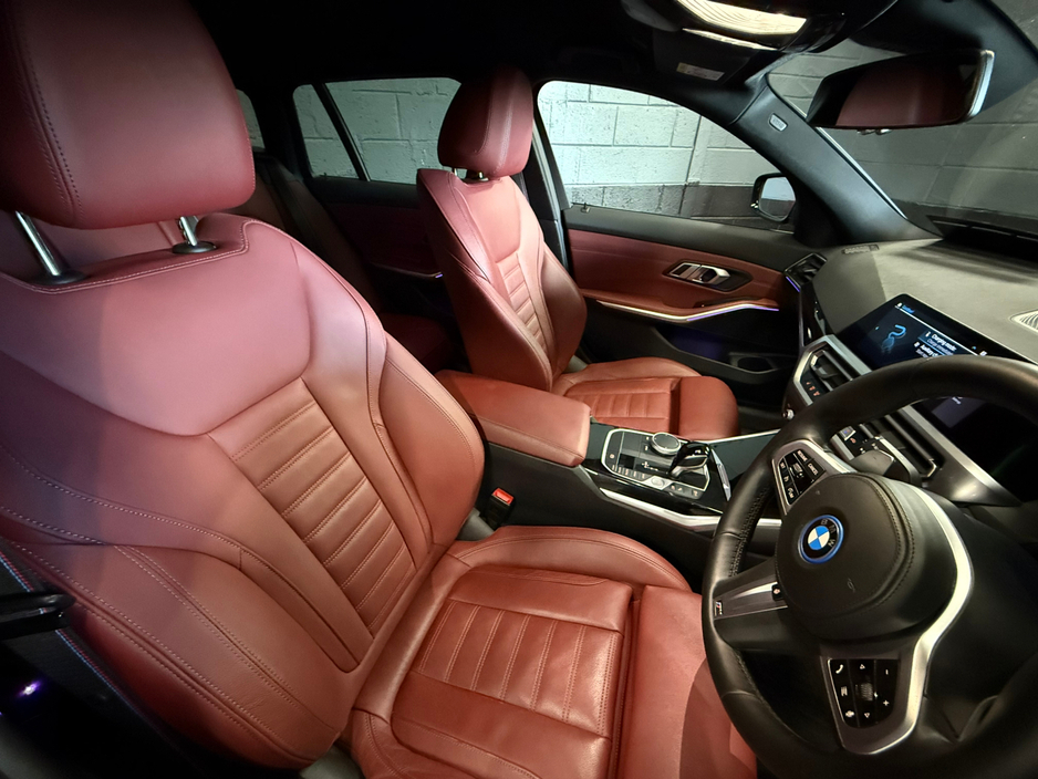 2021 BMW 3 Series - image 6