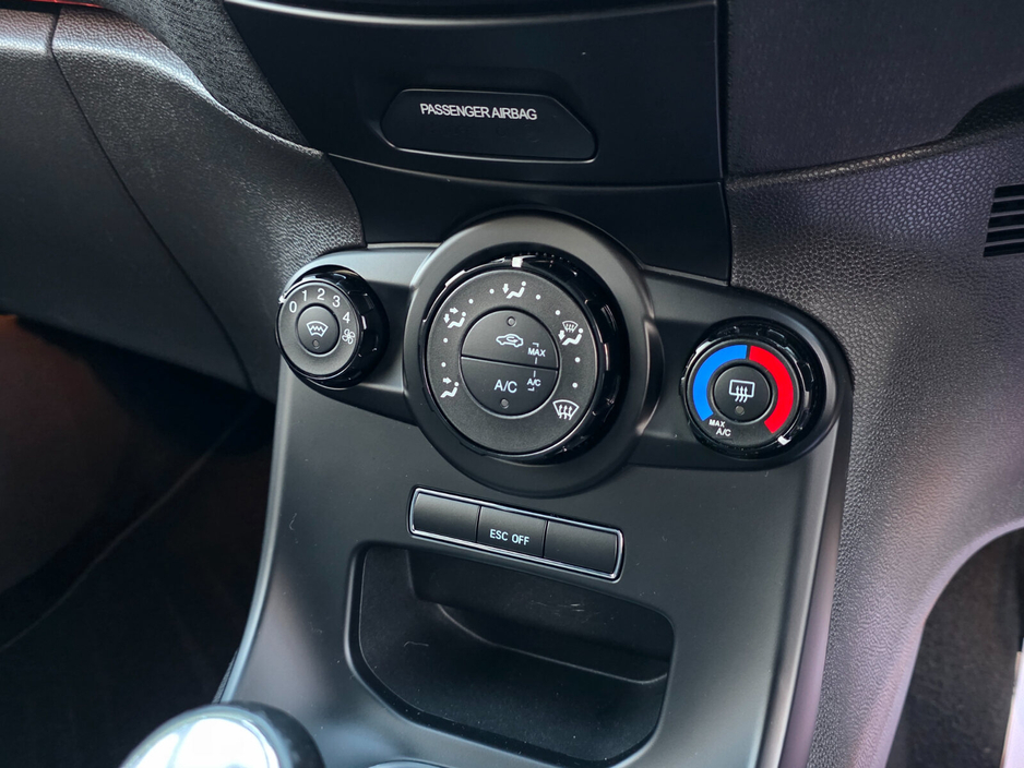 2014 Ford Fiesta - image 24