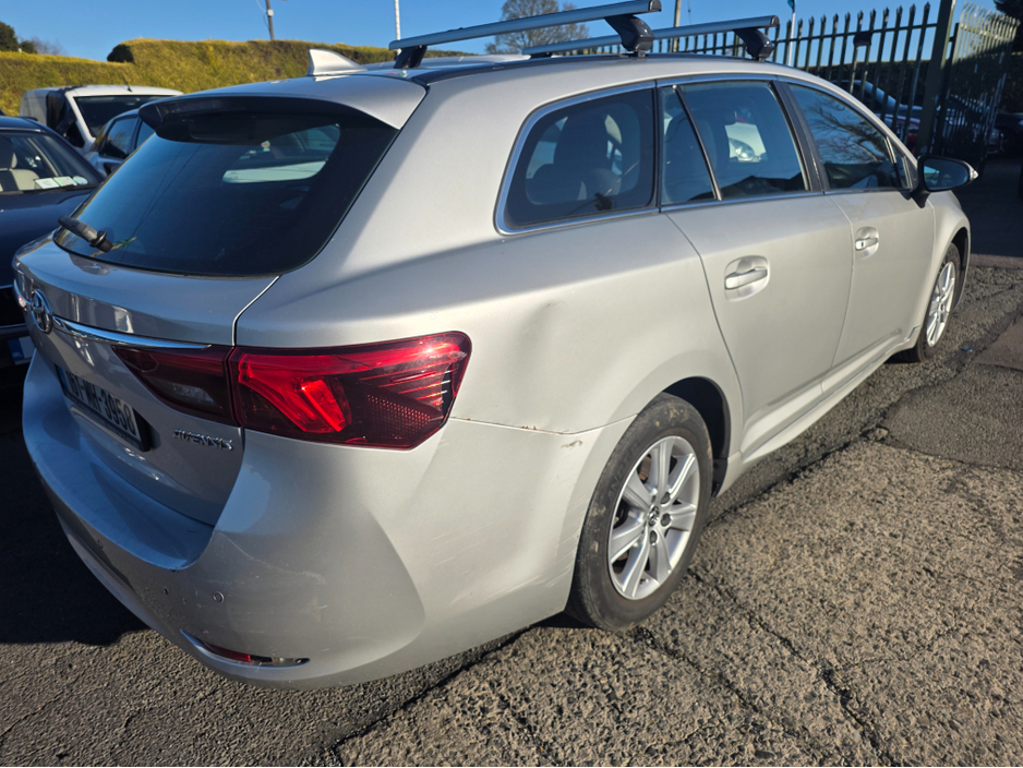 2016 Toyota Avensis - image 6