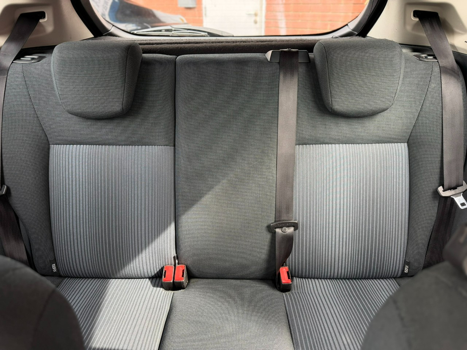 2011 Ford Fiesta - image 13