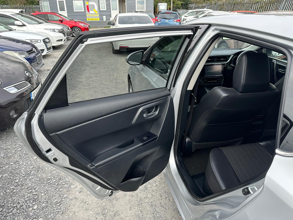 2016 Toyota Auris - image 13