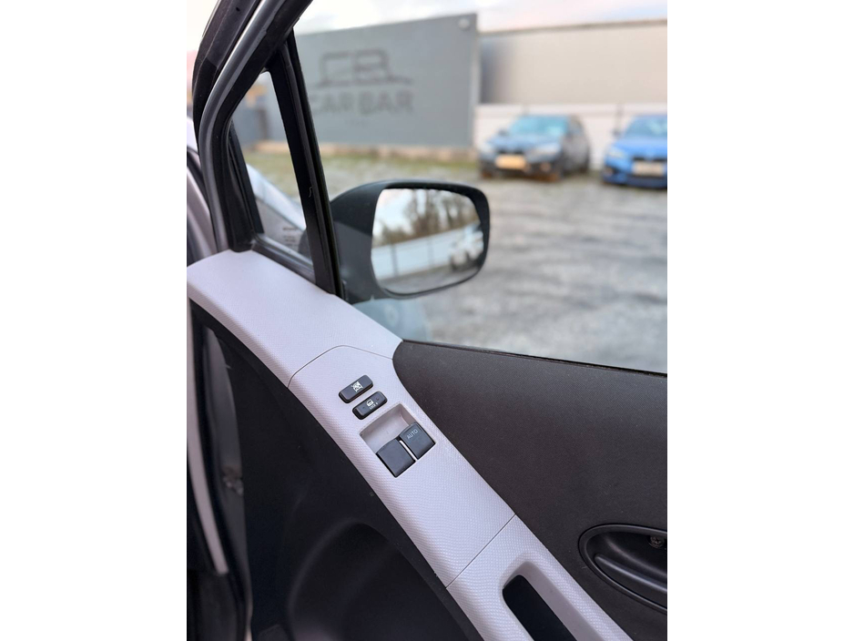 2007 Toyota Yaris - image 15