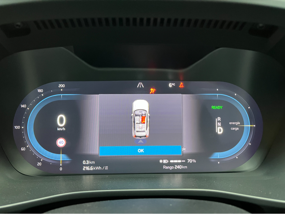 2023 Volvo XC40 - image 25