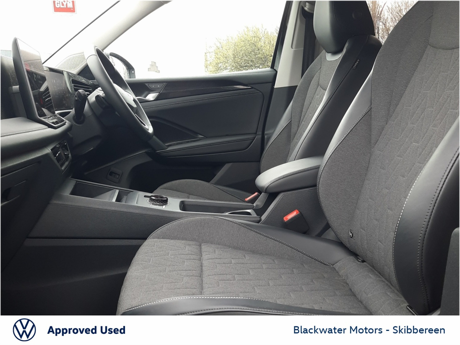 2025 Volkswagen Tiguan - image 4