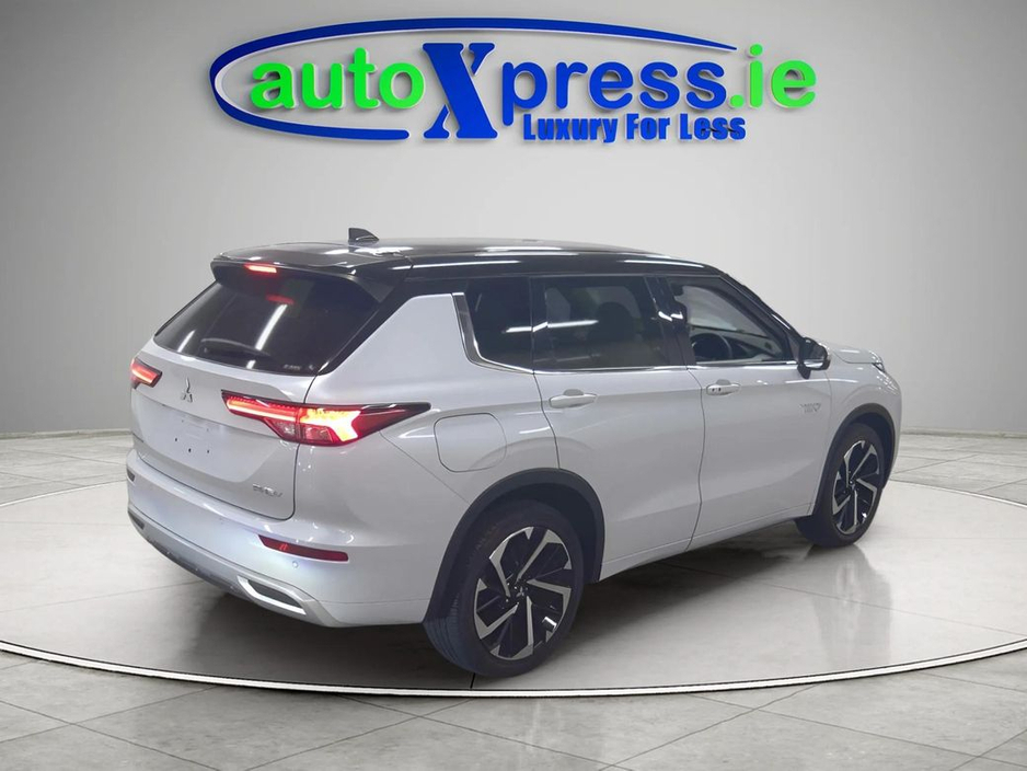 2022 Mitsubishi Outlander - image 3
