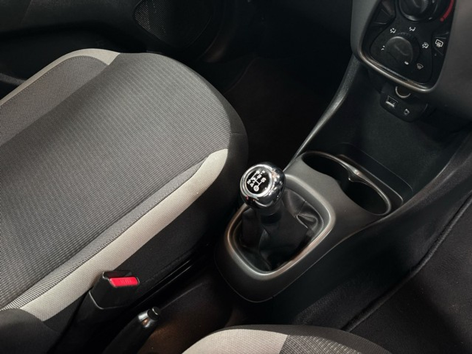 2021 Toyota Aygo - image 13