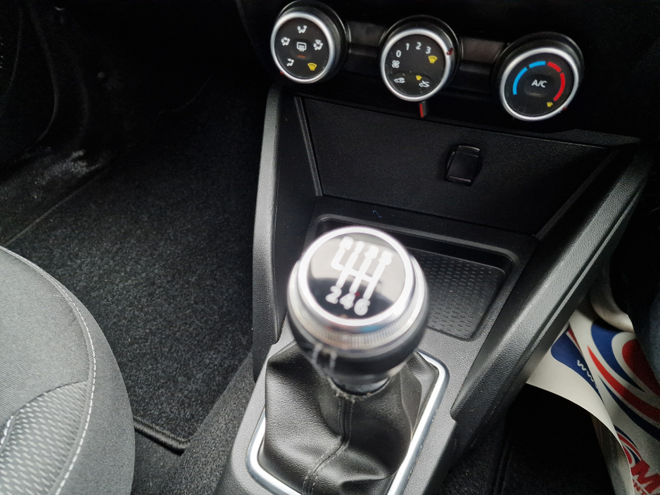 2020 Dacia Duster - image 10