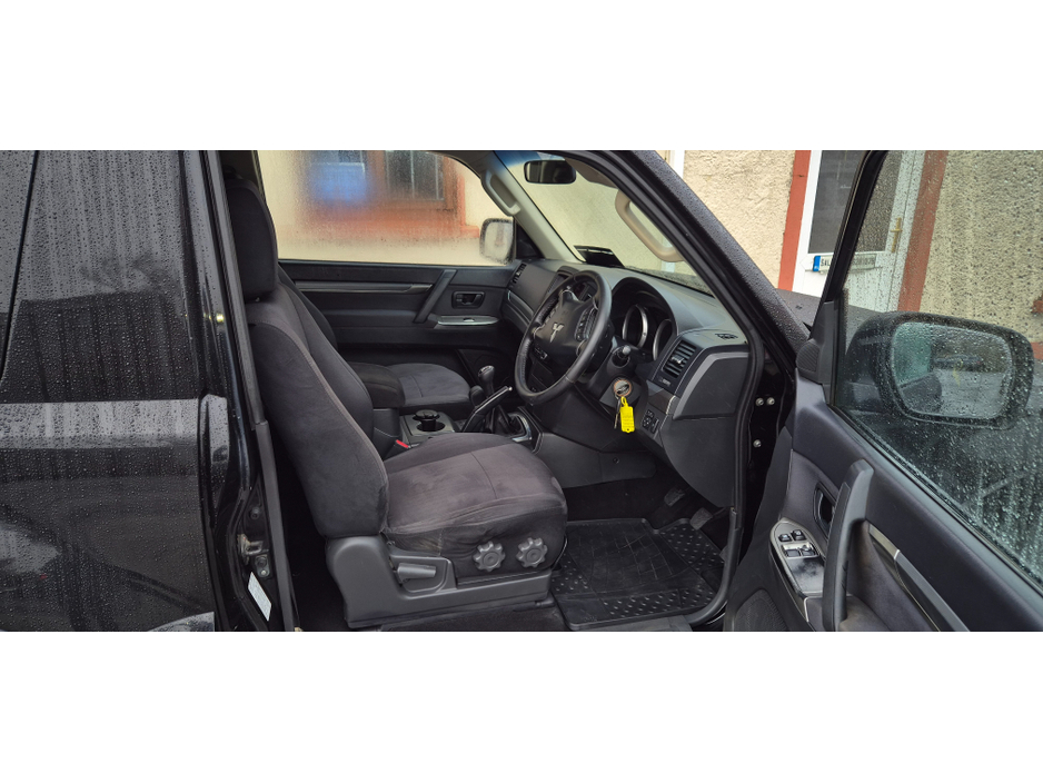 2014 Mitsubishi Pajero - image 8