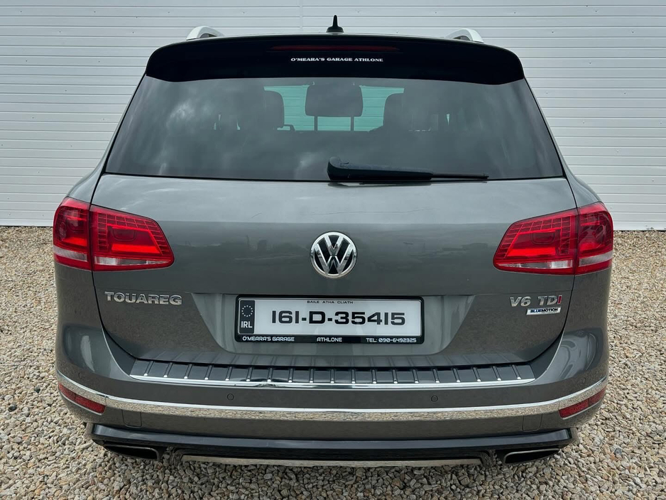 2016 Volkswagen Touareg - image 7