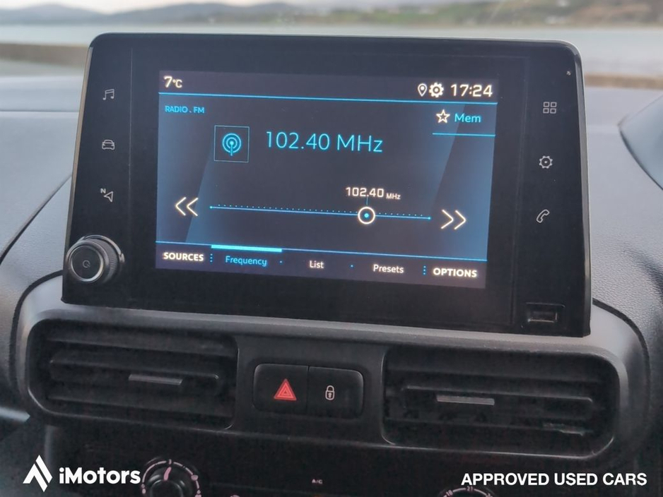 2022 Peugeot Partner - image 14