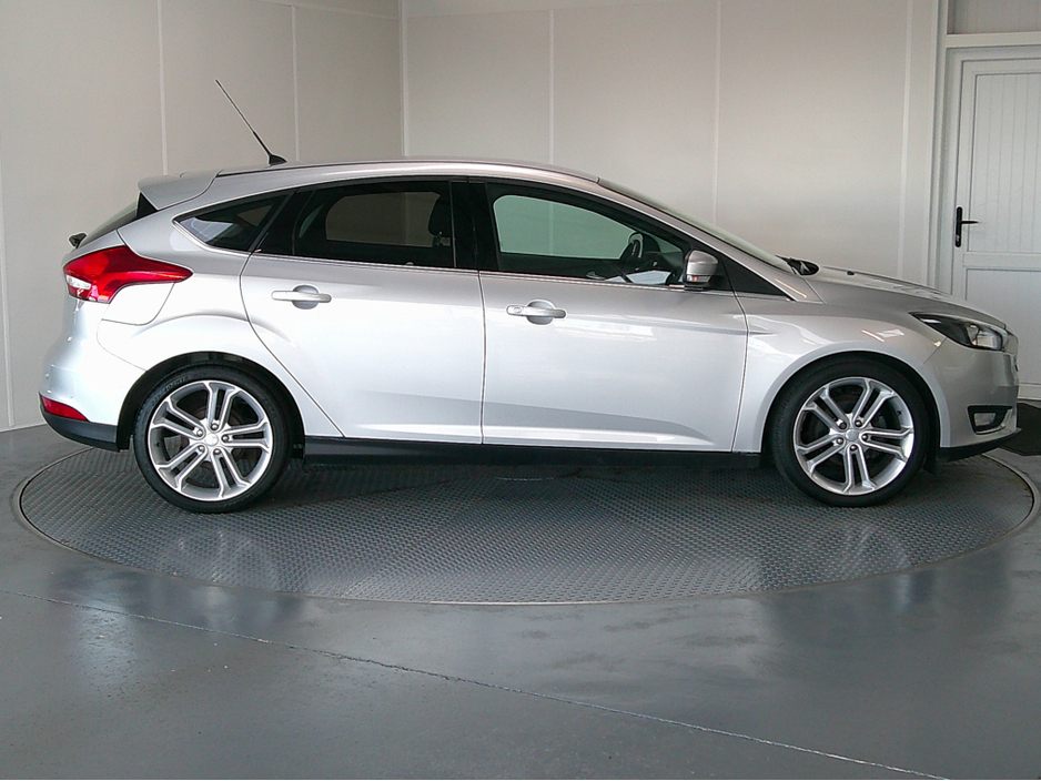 2017 Ford Focus - image 8