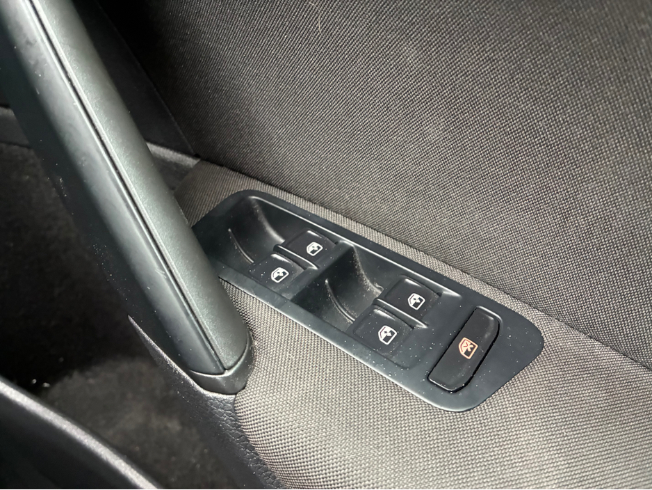 2016 Volkswagen Golf - image 12