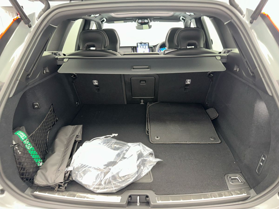 2025 Volvo XC60 - image 9